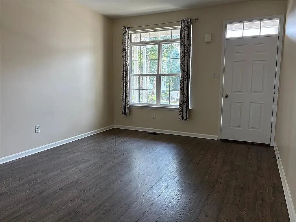 3 bed, 2.5 bath, 2100 sqft, $2,695 — Photo 2