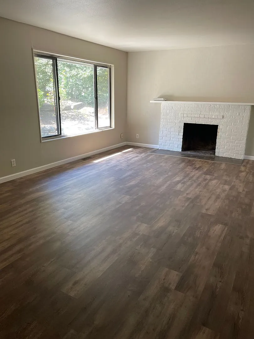 Spacious 4 bedroom, 2 bath Home in Northgate! — Photo 4