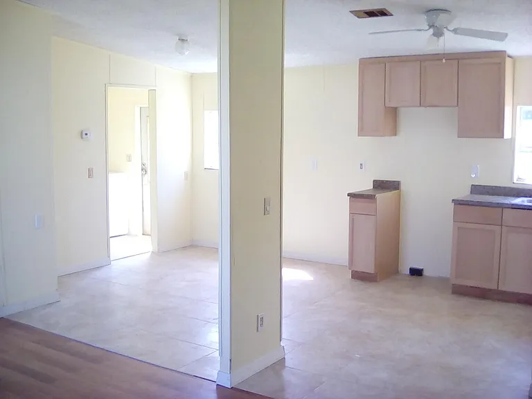 Kitchen w/ceramic tile flooring