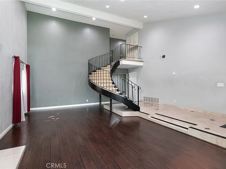 20246 Lanark St — Photo 7