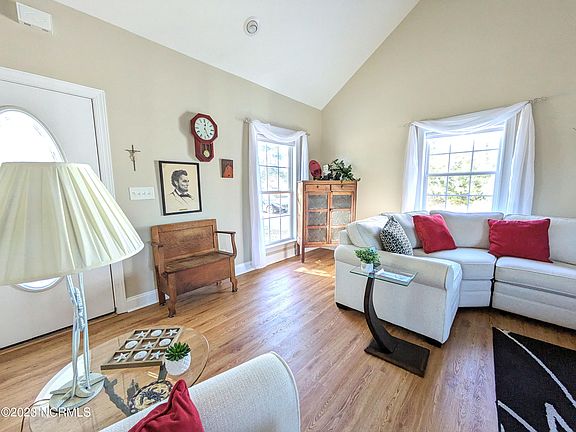 5th image of 107 Beacon Street