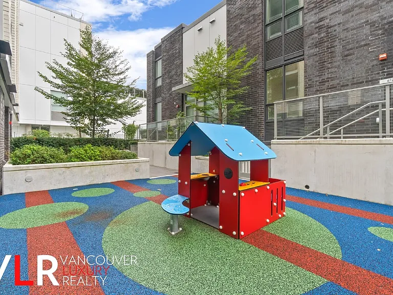 6733 Cambie St #303 — Photo 24