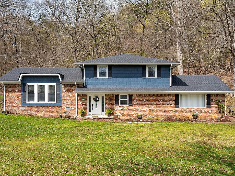 1st image of 4821 Woodland Cir