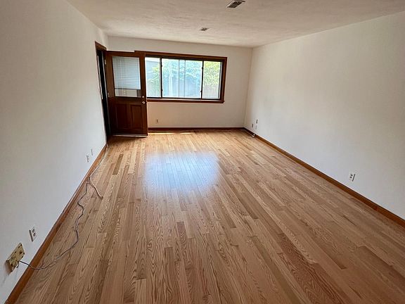3rd image of 925 E 2nd St APT 3