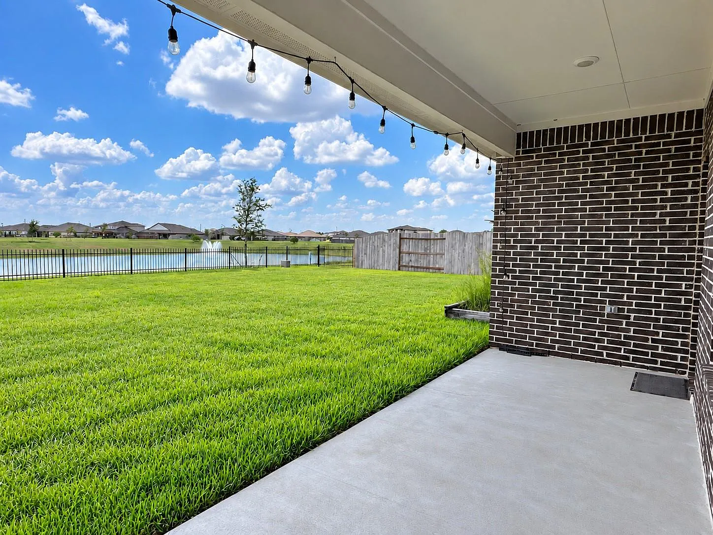 4 bed, 2.5 bath, 2256 sqft, $2,600 — Photo 2