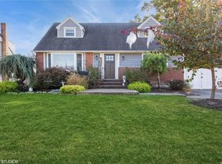 950 White Birch Ln, Wantagh, NY 11793