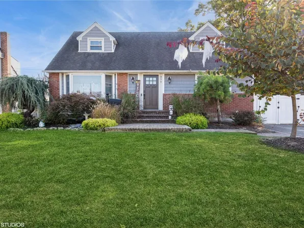 950 Whitebirch Lane, Wantagh, NY 11793
