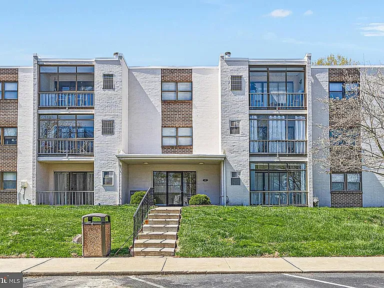 2 bed, 1070 sqft, $1,800 — Photo 1