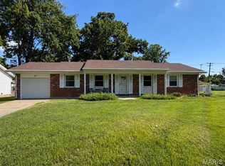 17 Coachlight Dr, Mascoutah, IL 62258