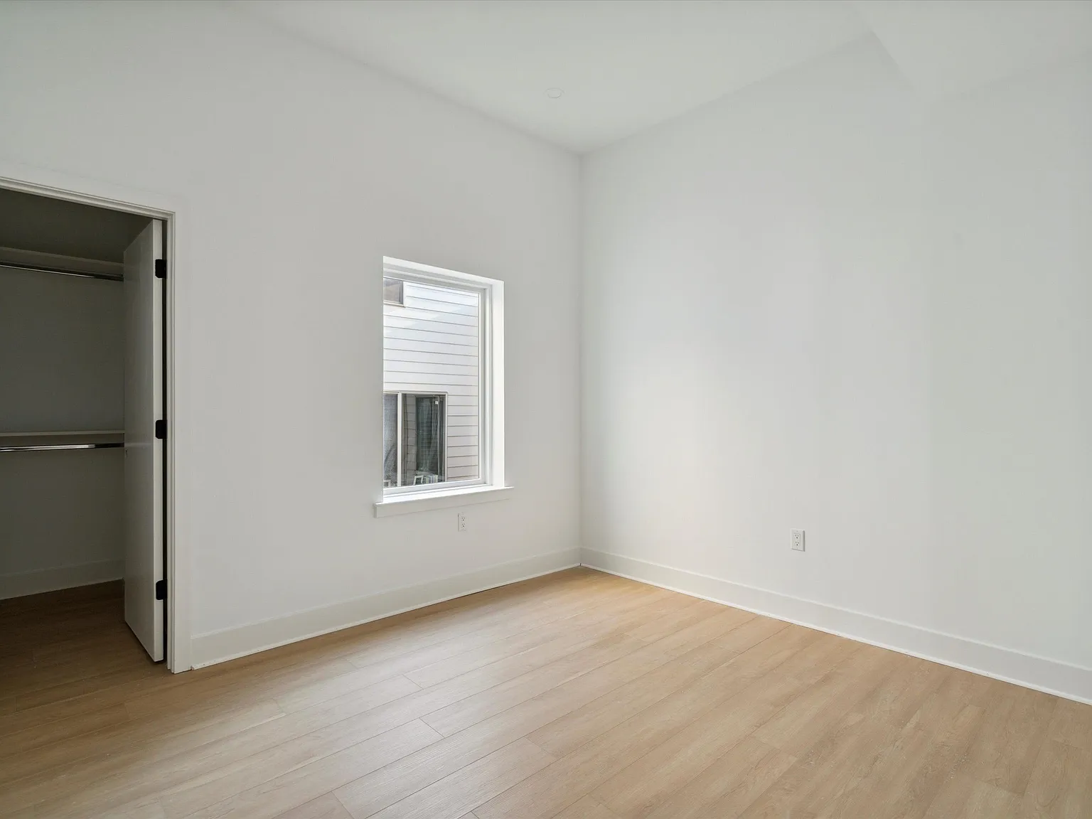 2 bed, 830 sqft, $2,050 — Photo 1