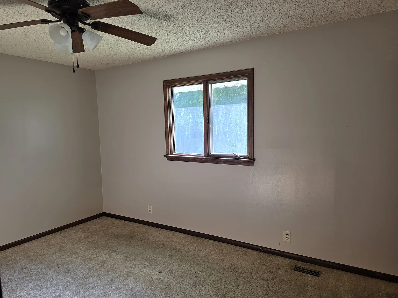 4 bed, 1200 sqft, $1,875 — Photo 2