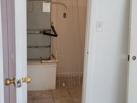 4th image of 2425 N Oleander Ave APT 1