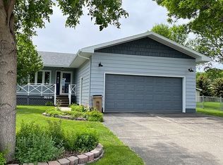 3228 11th St SW, Minot, ND 58701