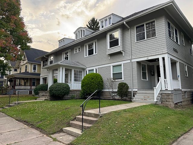 Beautiful Arts & Crafts property with views of Pinnacle Hill.
