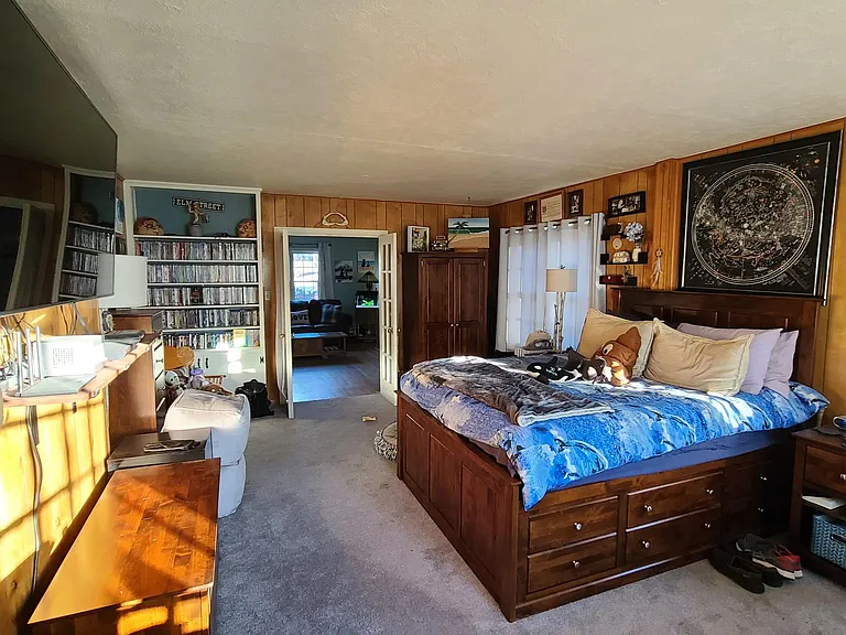 Family Room/Non-Conforming Bedroom. New Carpet and Paint.