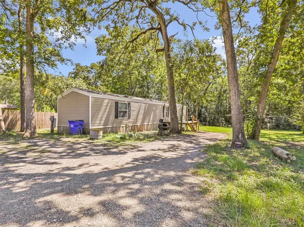440 Petersburg Dr, Livingston, TX 77351
