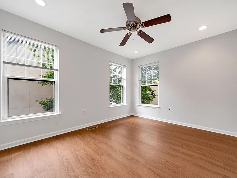 1318 Bainbridge St — Photo 12