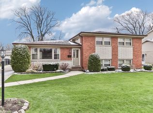 907 S Louis St, Mount Prospect, IL 60056