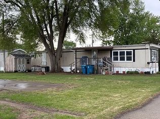 11 Cedar Heights Ct, Camanche, IA 52730