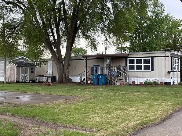11 Cedar Heights Ct, Camanche, IA 52730