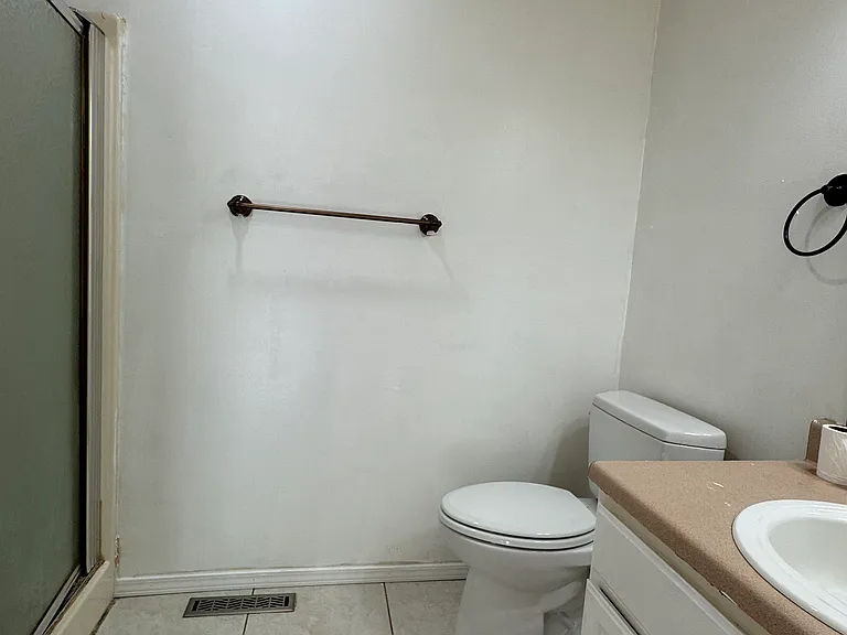5748 S Dayton Ave — Photo 11