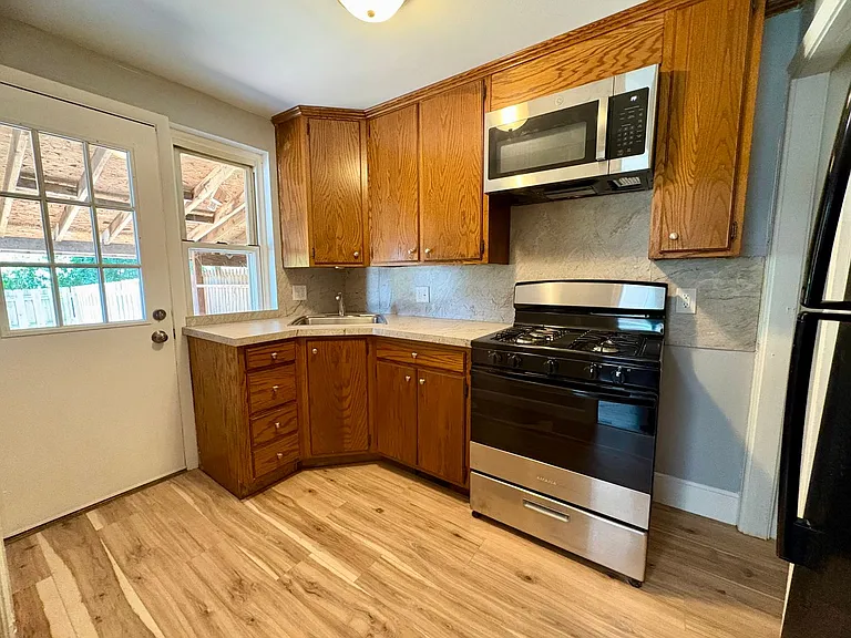 728 George St — Photo 8