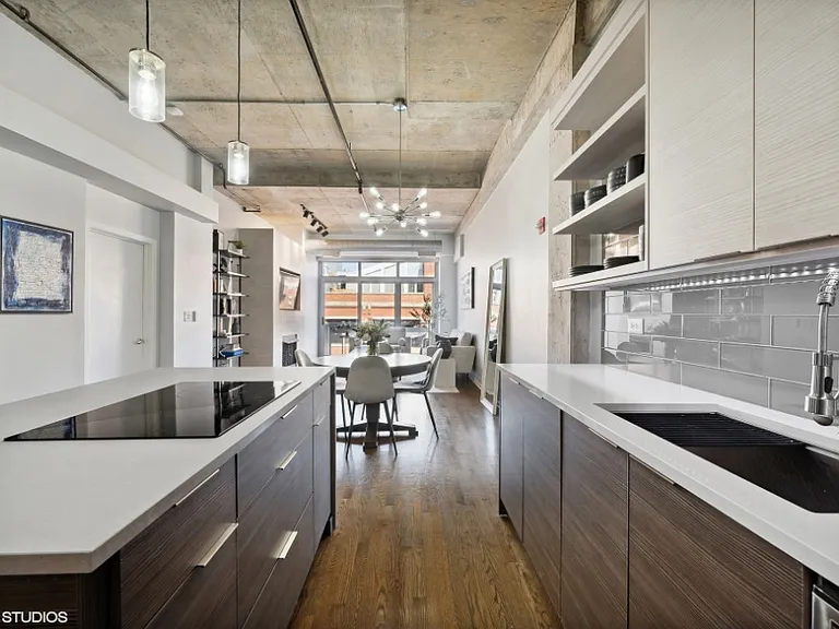 933 W Van Buren St #804 — Photo 11
