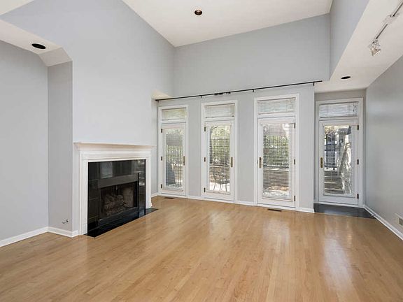 2nd image of 2039 N Lincoln Ave Unit Q