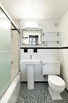 Sold by Mdrn Residential | media 8