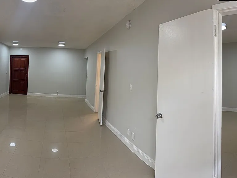Bellagio Apartments — Photo 40