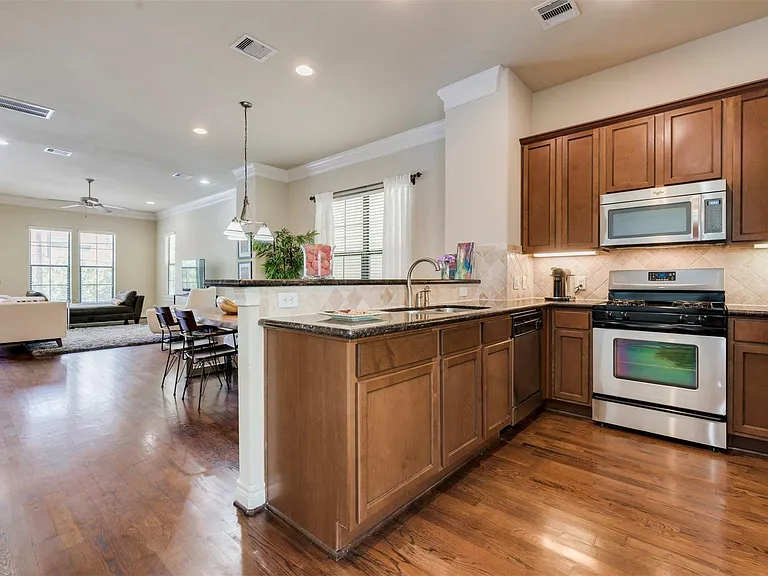 1716 Edwards St — Photo 17