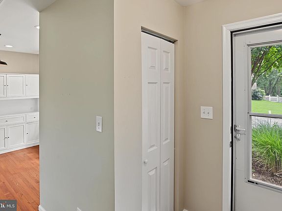 4th image of 422 Porpoise Ln