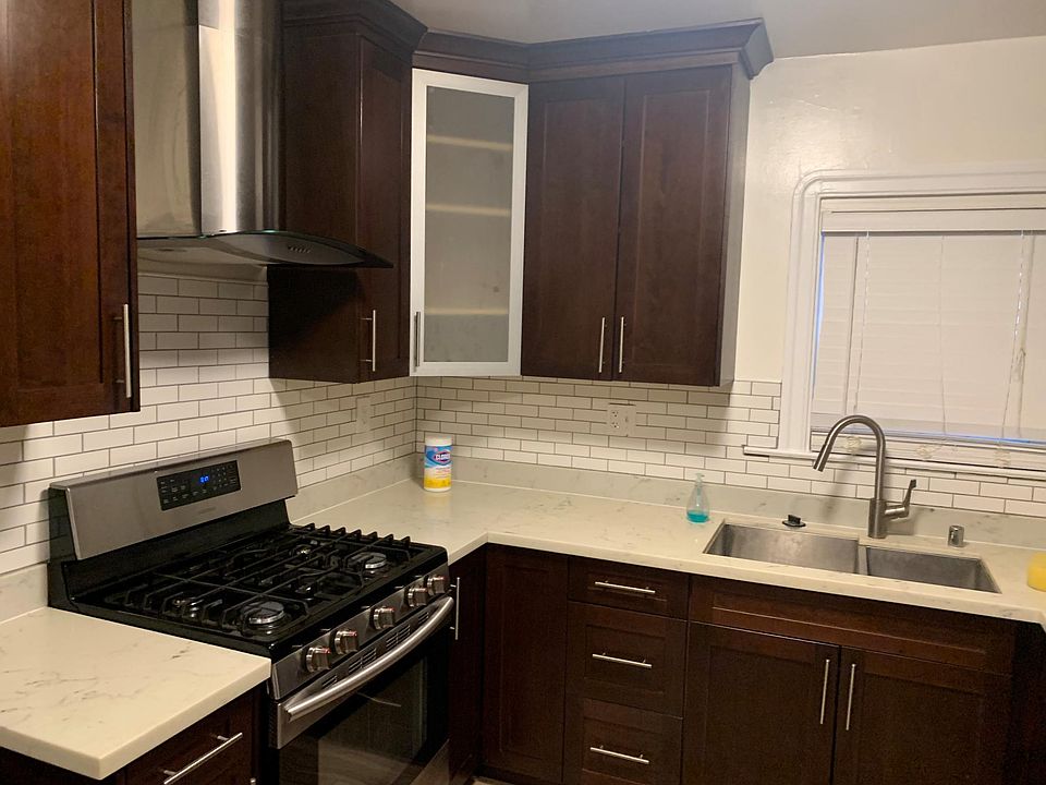 2nd image of 9936 Voltaire Ave