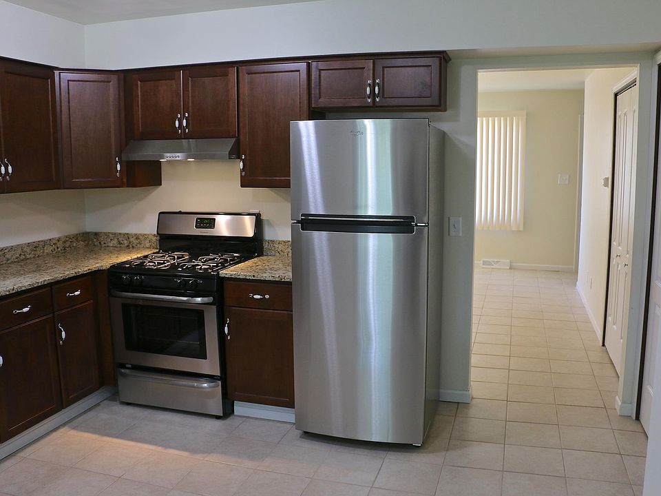 Brand new cabinets and stainless appliances. Granite counter