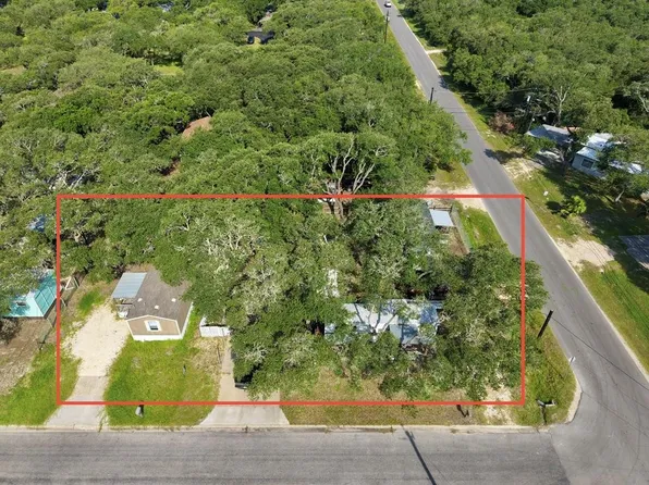 137 Lanfair Ln, Rockport, TX 78382