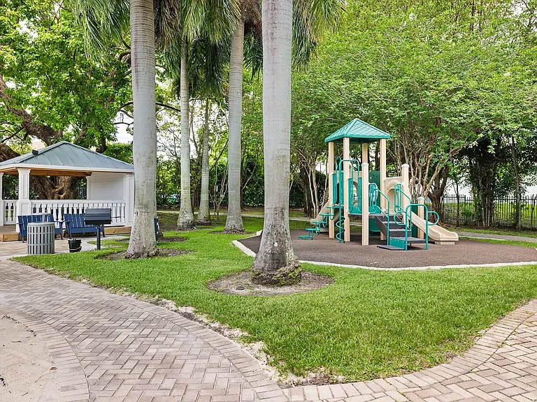 Bell Kendall West — Photo 35