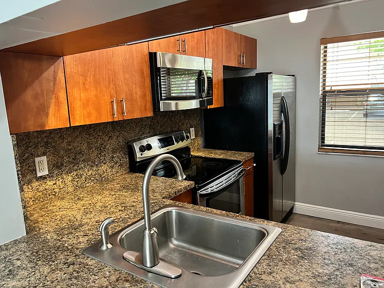 10005 Winding Lake Rd #105 — Photo 34
