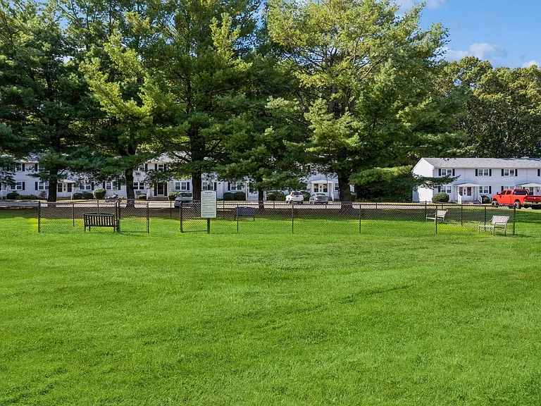 Fox Hill Commons — Photo 18