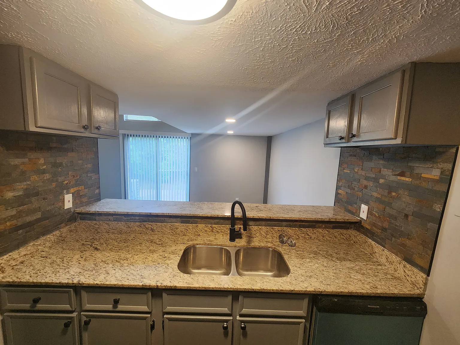 1 bed, 900 sqft, $1,250 — Photo 4