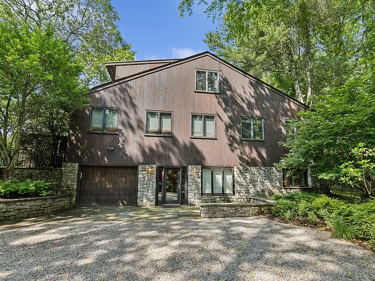 36 Northway — Photo 2