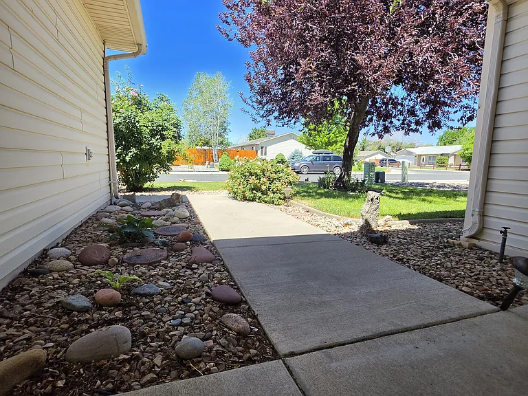 438 Mountainside Ln — Photo 5