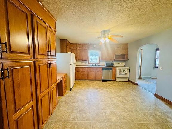 2nd image of 2936 Queen Ave