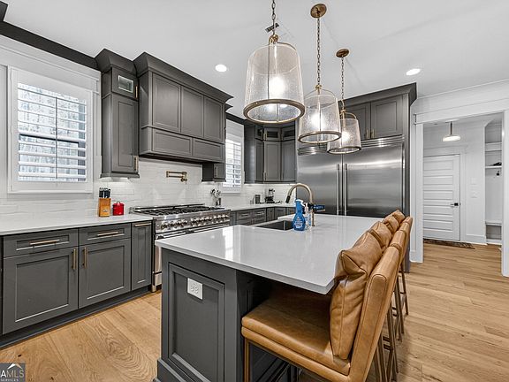 4th image of 200 Tuxedo Cir