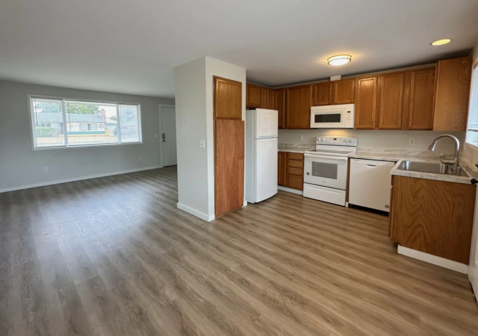 1207 Beach Ave — Photo 2