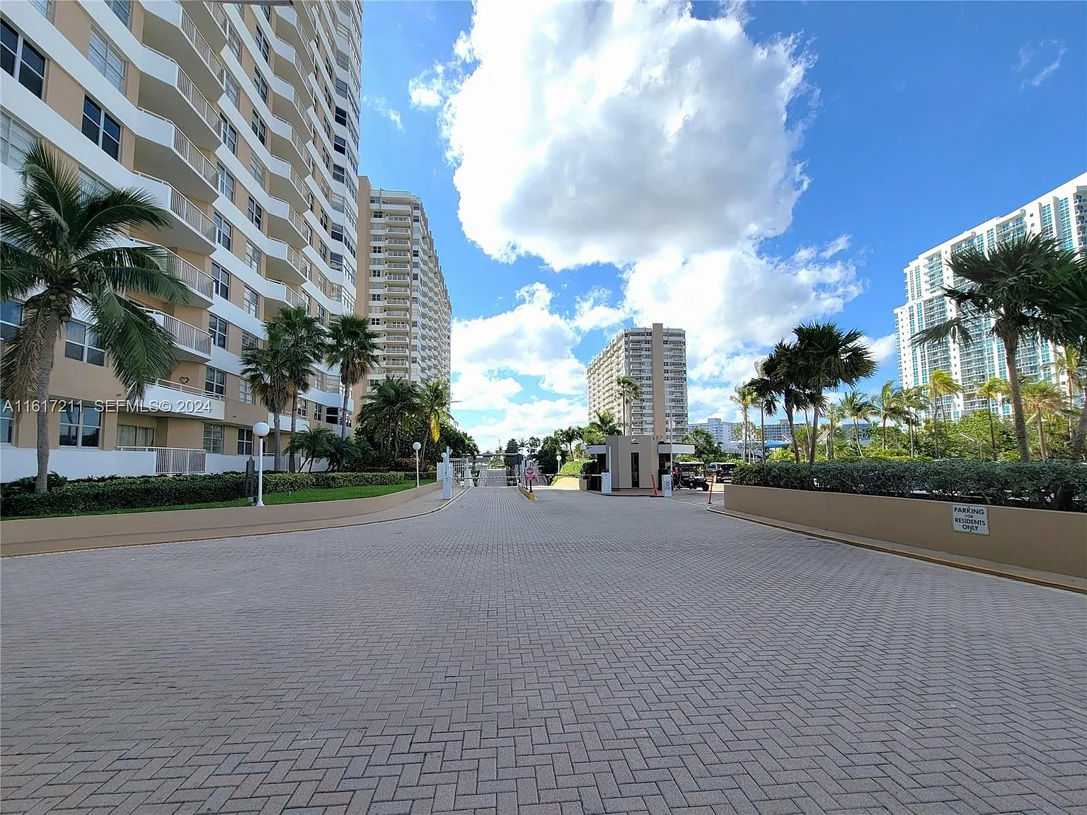 Hemispheres Condo — Photo 4