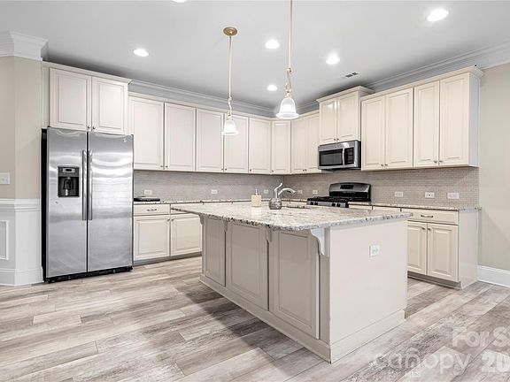 3rd image of 904 Ospre Ln