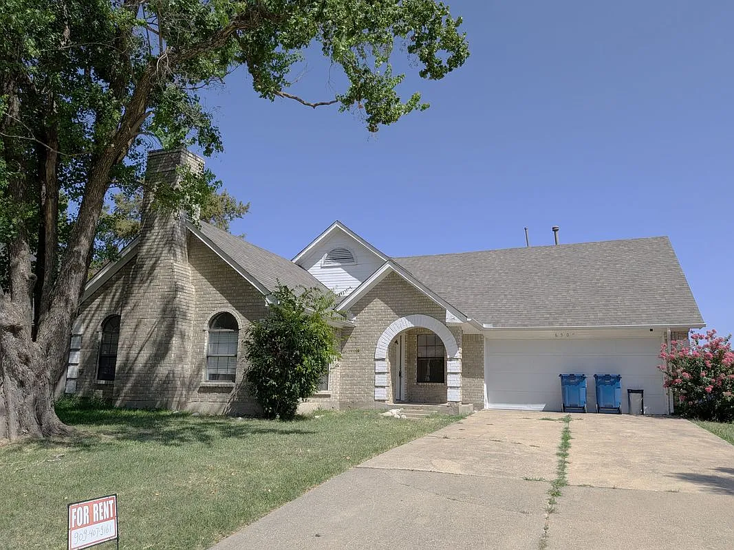 3 bed, 2.0 bath, 2149 sqft, $2,100 — Photo 2