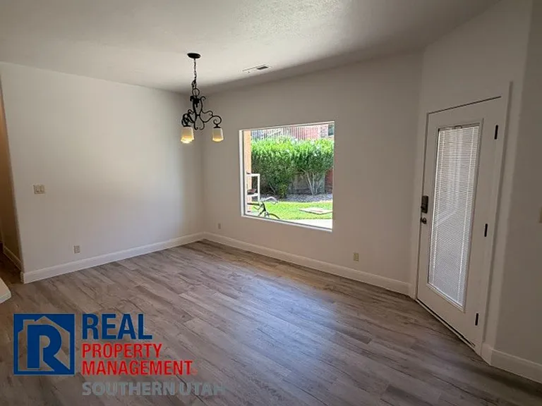 685 W Windsor Dr — Photo 10