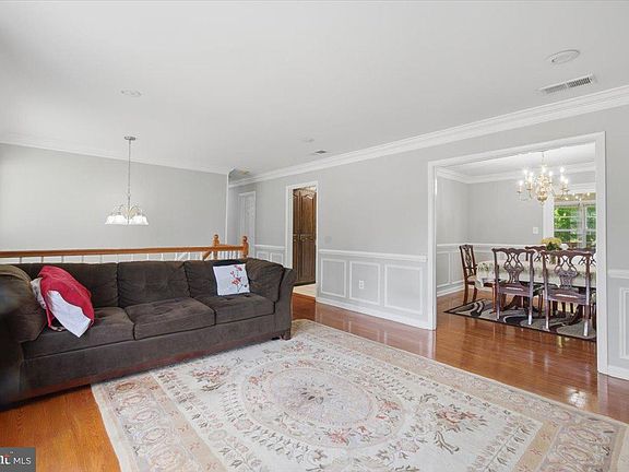 5th image of 9933 Loudoun Ave