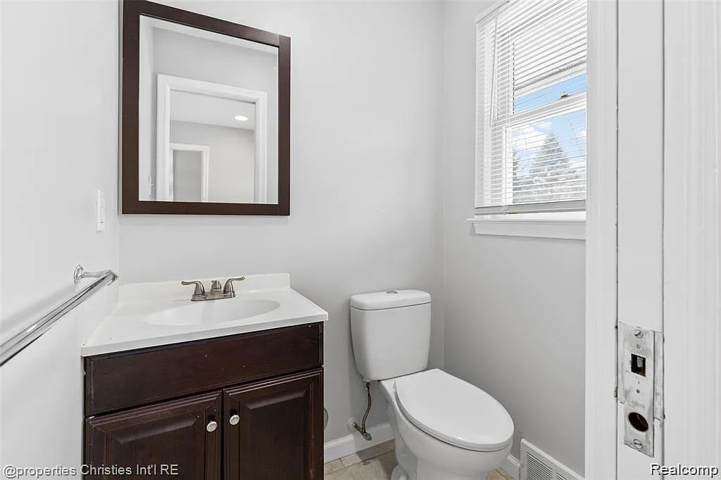 3 bed, 1.5 bath, 1630 sqft, $2,550 — Photo 3